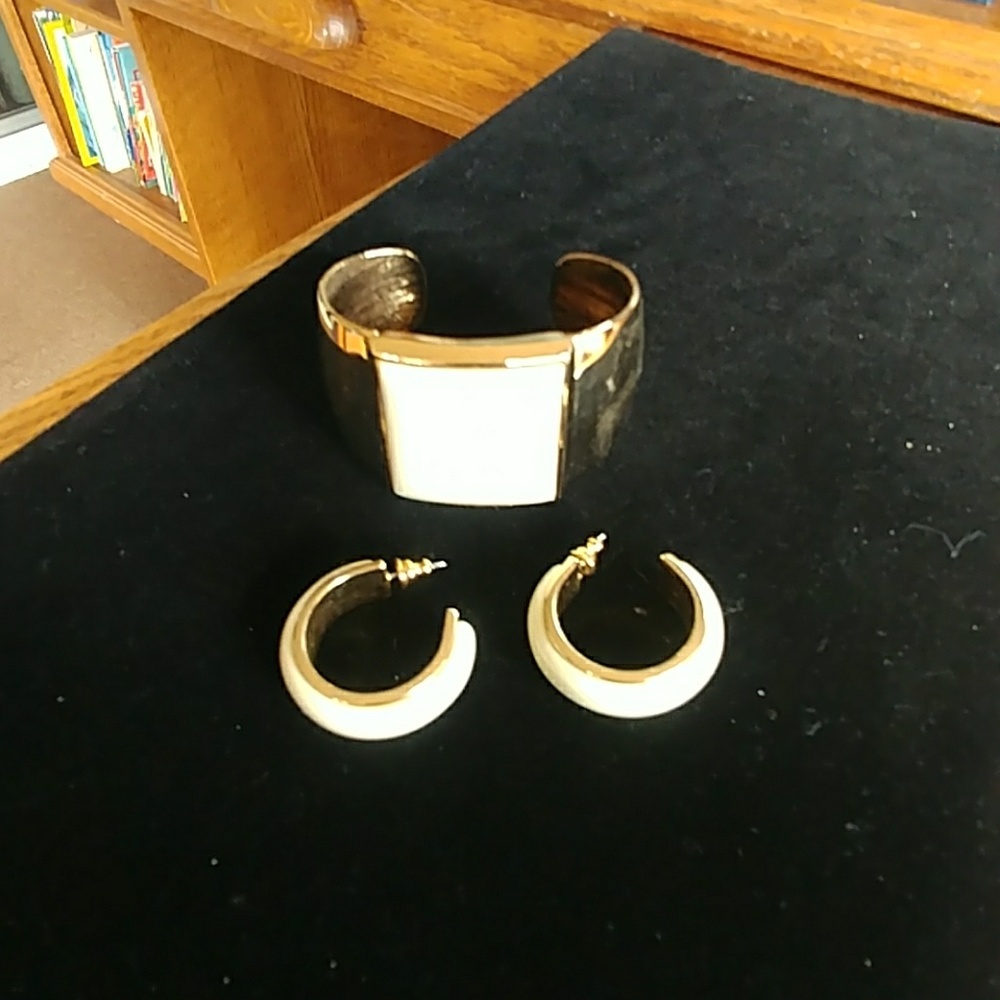 Matching Gold & Cream Colored Bracelets & Earrings